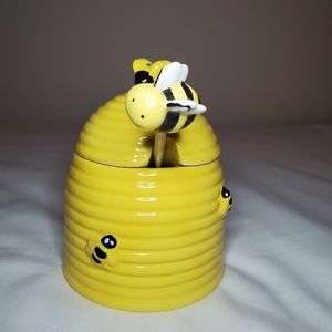 Busy little bee Honeypot and drizzle.